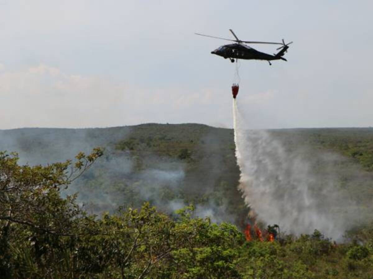 Con apoyo aéreo buscan controlar un incendio forestal en Almeida, Boyacá