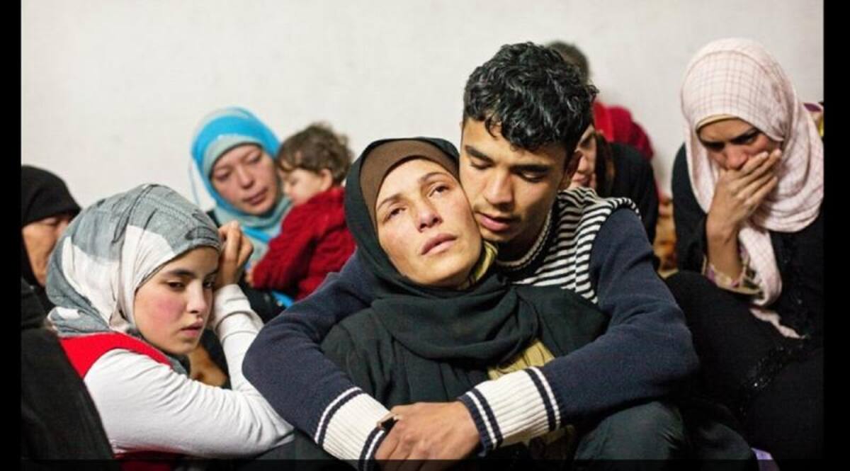 Para entrar en competencia, las fotografías debían haber sido tomadas en 2011 y 2012 y publicadas por medios de prensa de Reino Unido. La de Jack Hill, del Times, retrata a una madre siria con su hijo al ver los cuerpos de sus dos hijos menores, fallecidos en un ataque en la zona residencial de Al-Qusayr, en la provincia siria de Homs.
