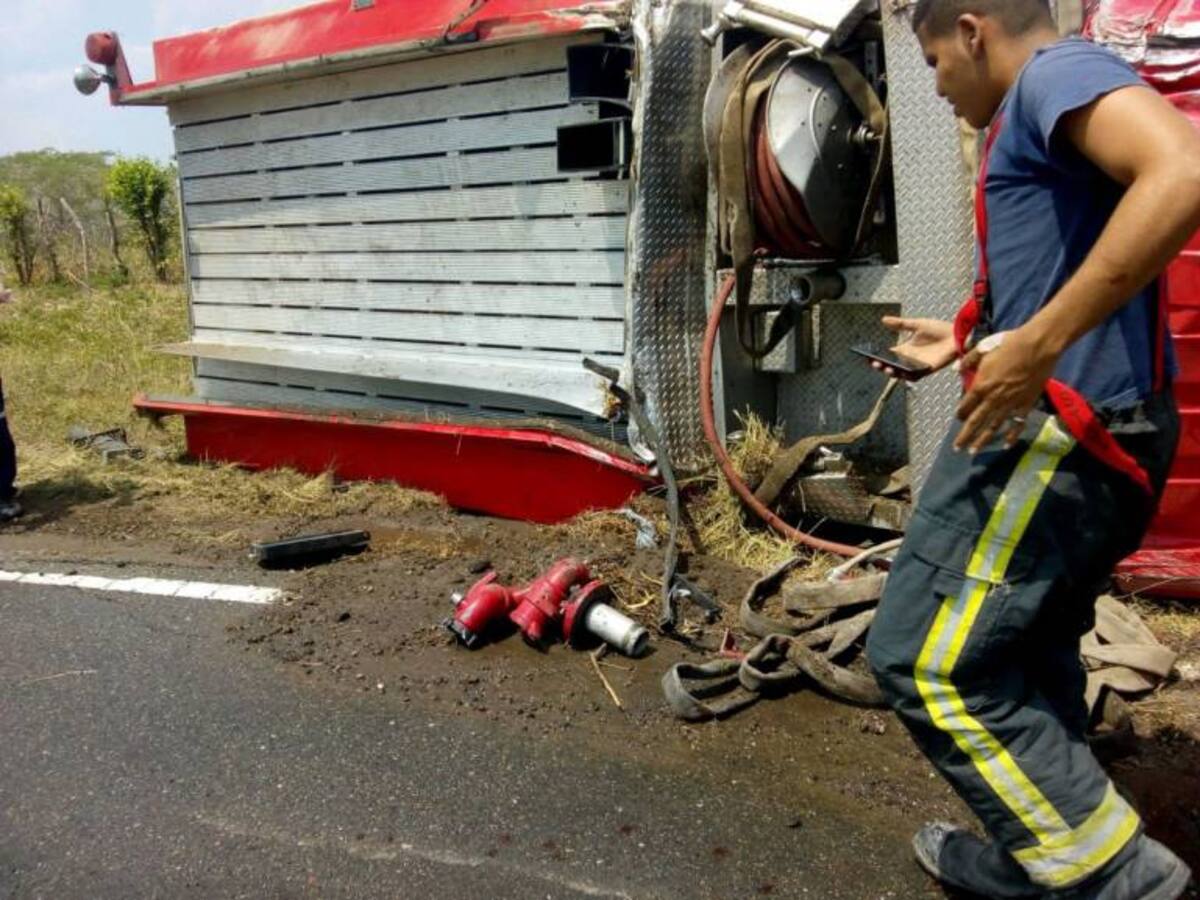 Miembros del cuerpo de bomberos de Sabanalarga ilesos tras accidente