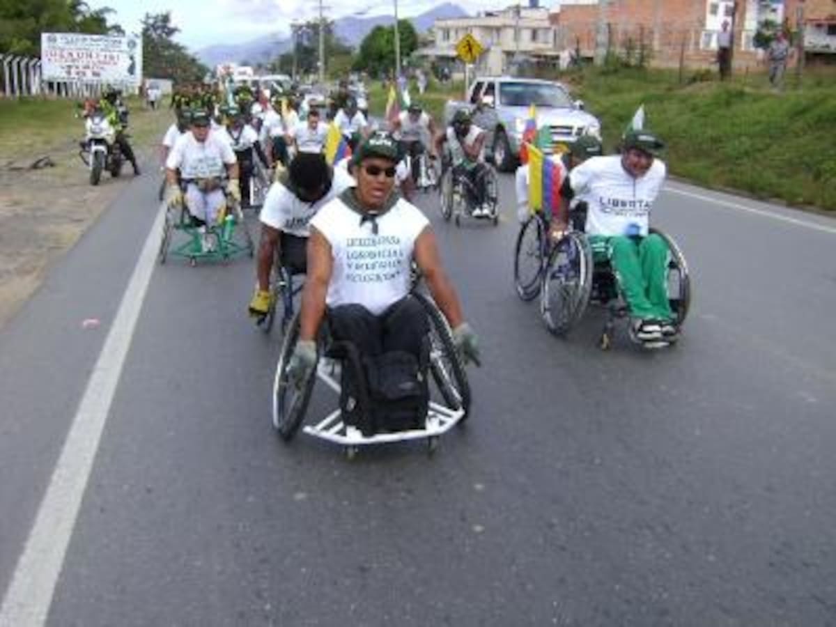 Los policías en sillas de ruedas se acercan a la capital.