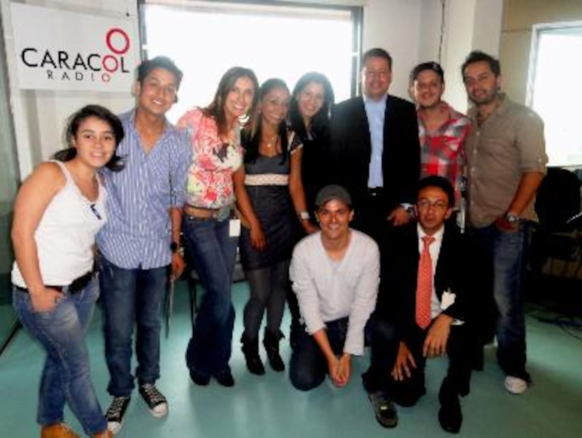 Equipo de trabajo de La ventana junto al público invitado.