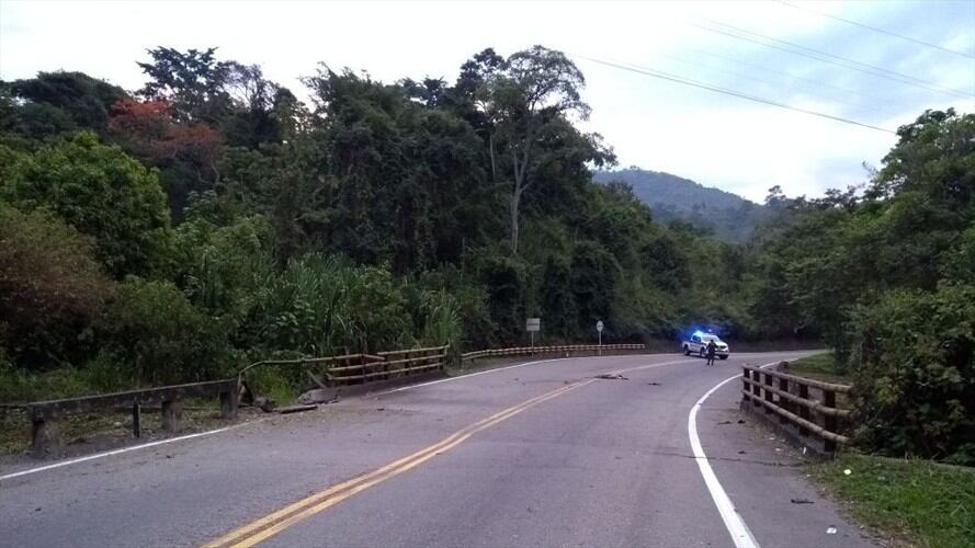 El puente sufrió un poco afectación, pero no fue dinamitado totalmente. Foto: Cortesía/ Frank Solano.