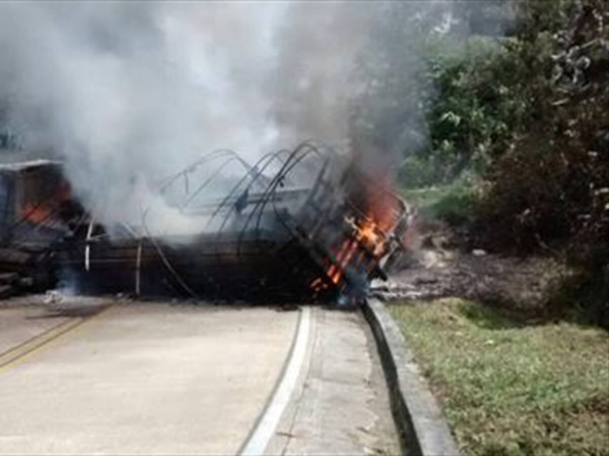 ELN incendia camión en la vía Quibdó-Medellín