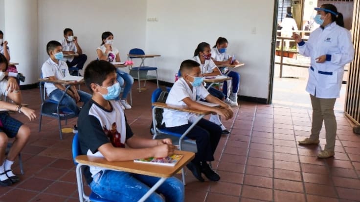 Apoyan propuesta de iniciar vacunación a docentes