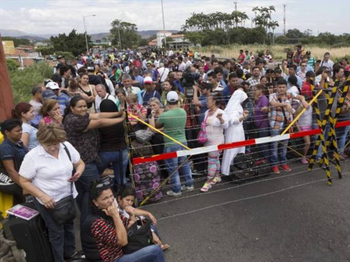 Venezuela reabre parcialmente paso fronterizo con Colombia