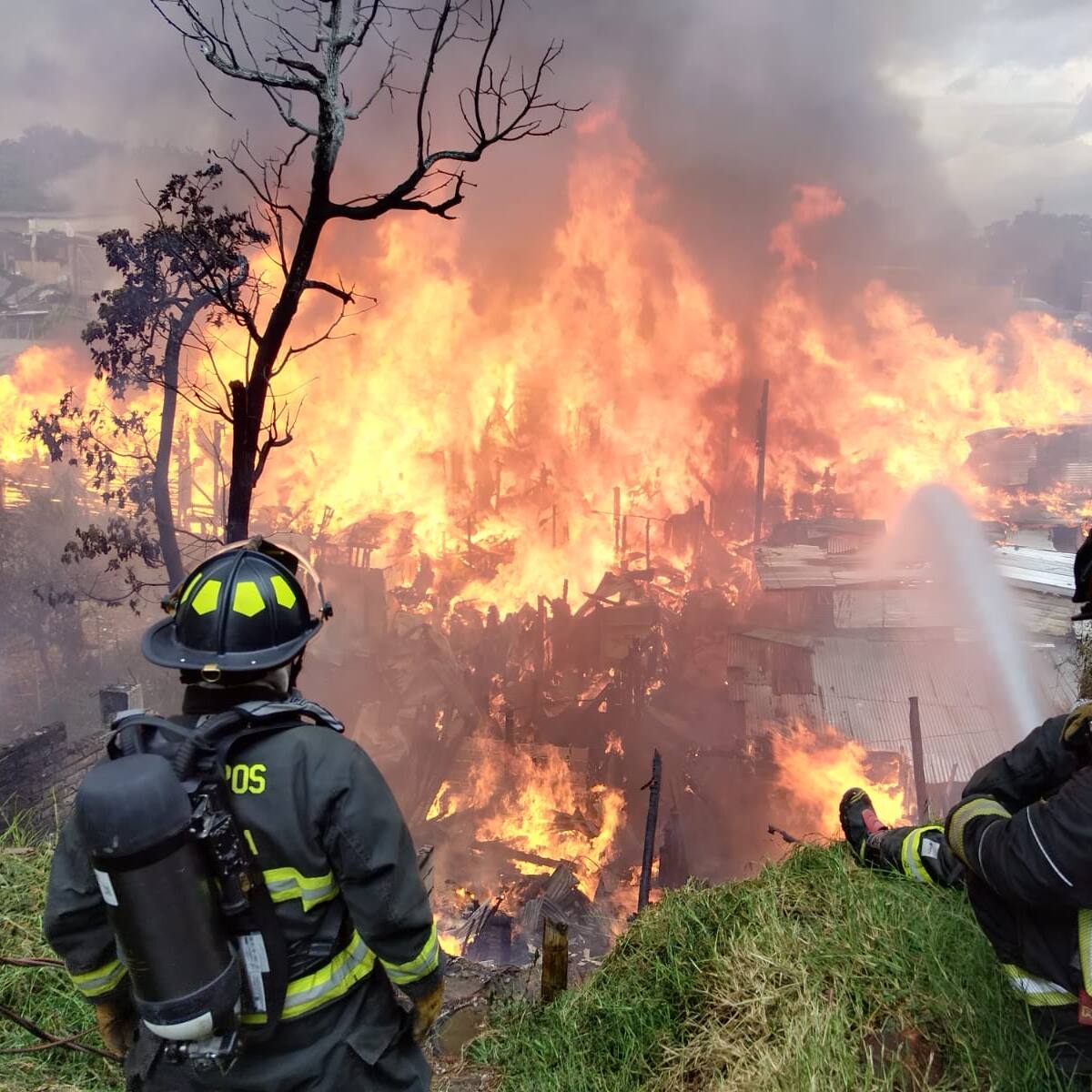 10 personas afectadas y al menos 60 viviendas consumidas por las llamas deja incendio en Armenia