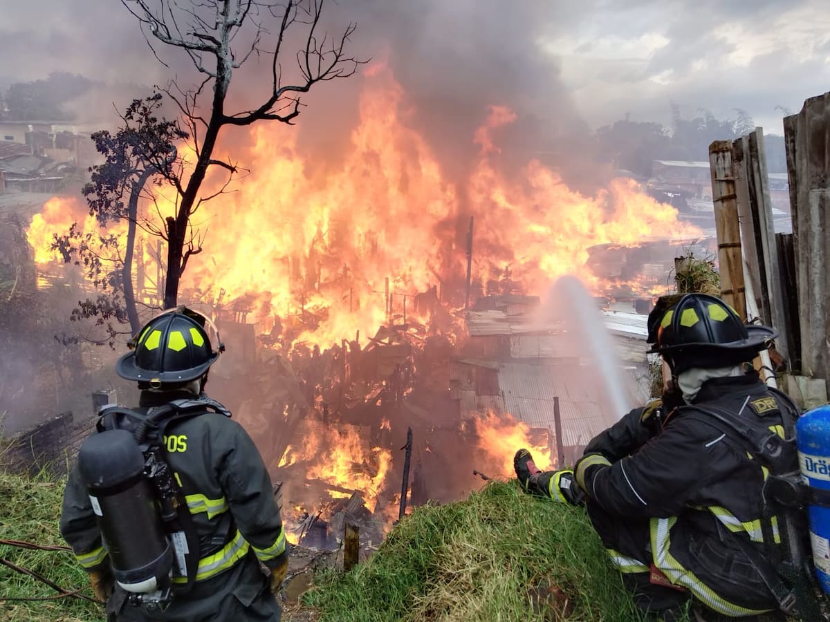 10 personas afectadas y al menos 60 viviendas consumidas por las llamas deja incendio en Armenia