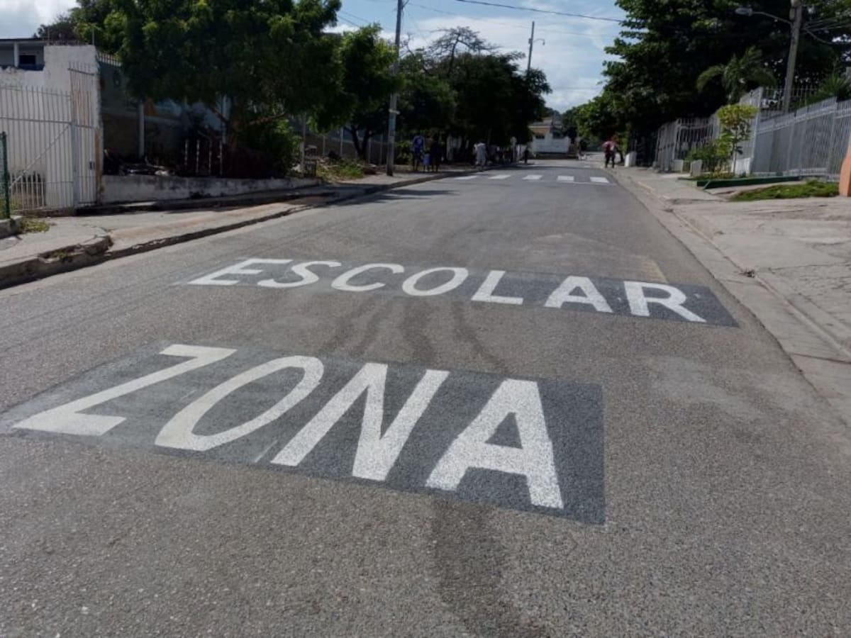 Realizan mantenimiento a señalización en zonas escolares en Cartagena