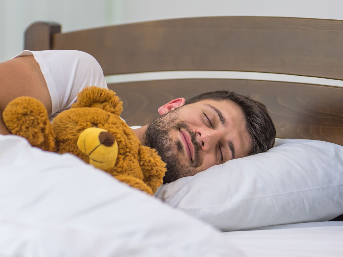 ¿Qué significa dormir abrazando a un peluche?: Le pasa a adultos y niños