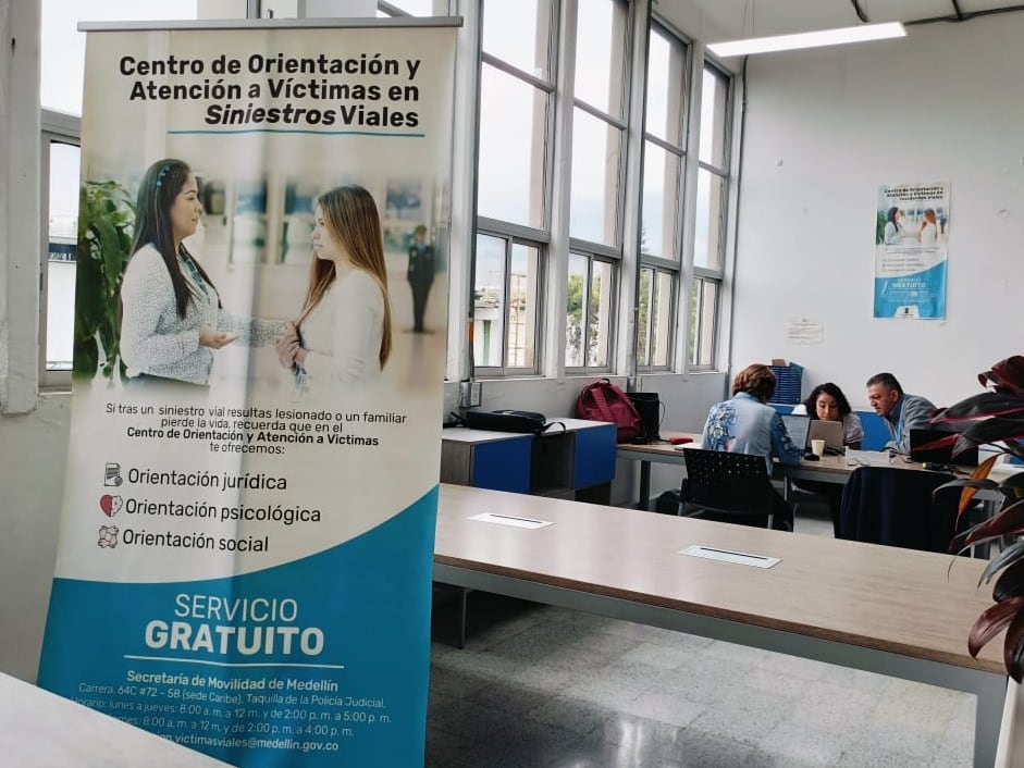 Atención y orientación a víctimas de accidentes de tránsito por parte de la Secretaría de Movilidad de Medellín. Foto: Alcaldía de Medellín.