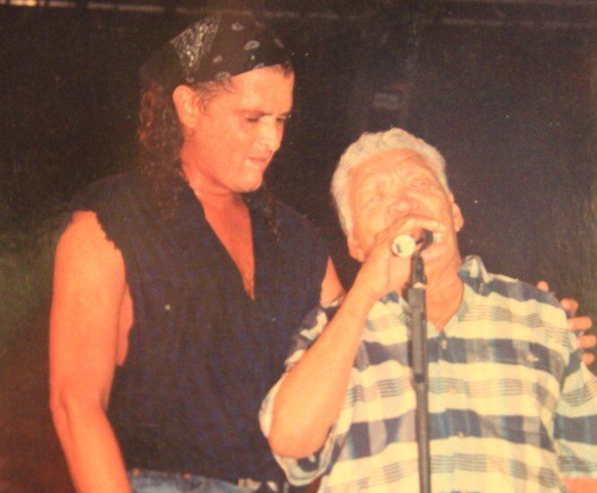 Cuando tenía un poco más de 20 años, se inició en la actuación. En 1982 participó en “Pequeños gigantes”, un programa de tv para niños