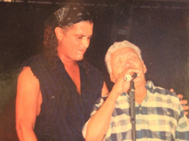 Cuando tenía un poco más de 20 años, se inició en la actuación. En 1982 participó en “Pequeños gigantes”, un programa de tv para niños