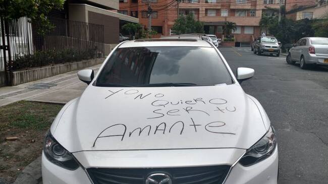 Así quedó el vehículo rayado por un hombre con comprometedor mensaje.