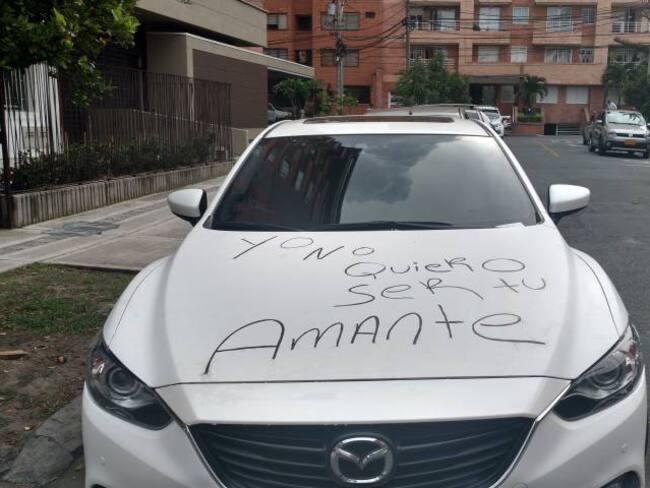 Así quedó el vehículo rayado por un hombre con comprometedor mensaje.