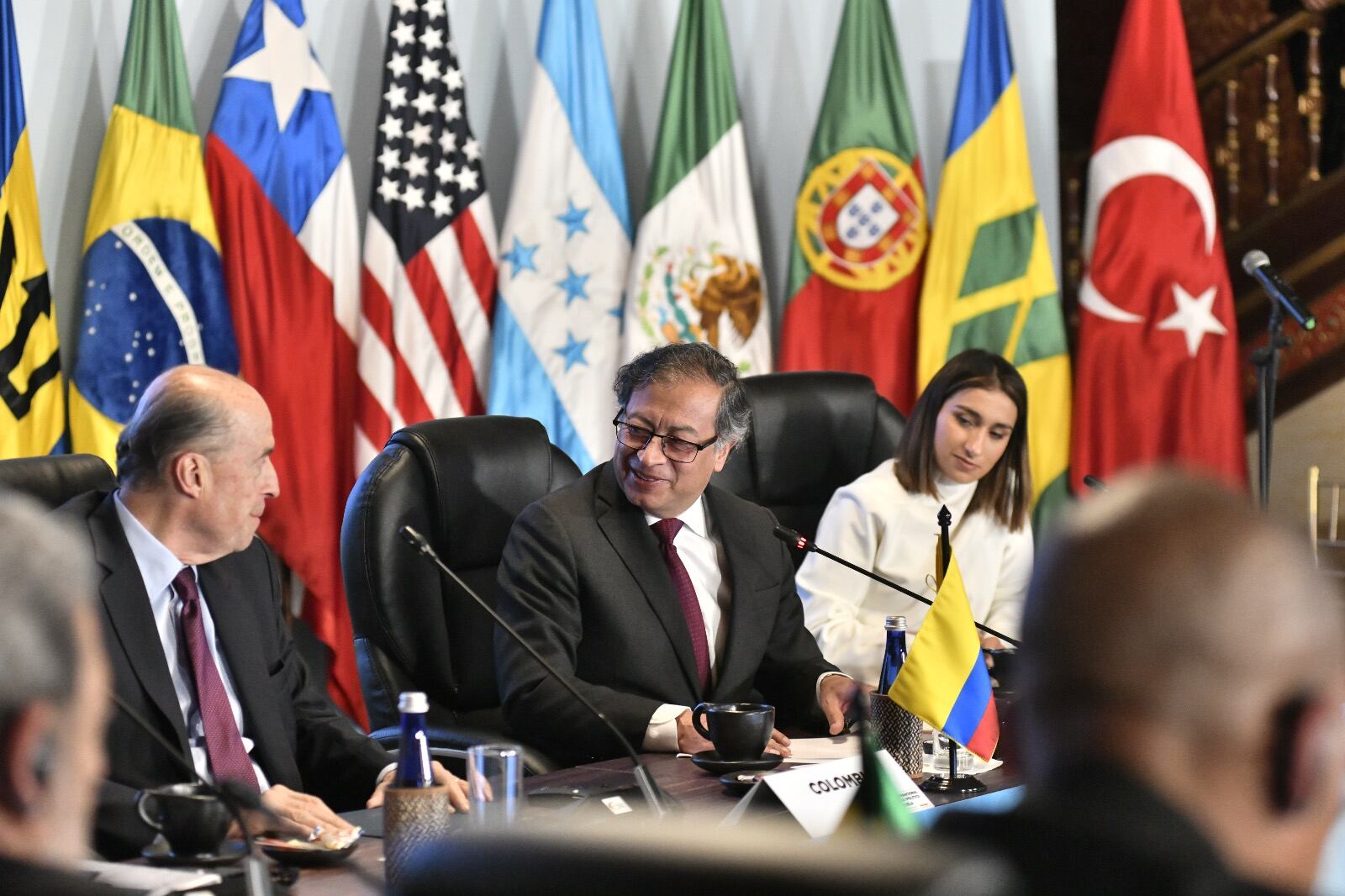 El canciller Álvaro Leyva y el presidente Gustavo Petro durante la instalación de la Conferencia Internacional sobre Venezuela en Bogotá.
(Foto: cortesía Cancillería)