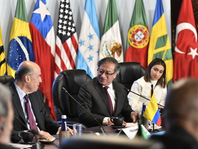 El canciller Álvaro Leyva y el presidente Gustavo Petro durante la instalación de la Conferencia Internacional sobre Venezuela en Bogotá.
(Foto: cortesía Cancillería)