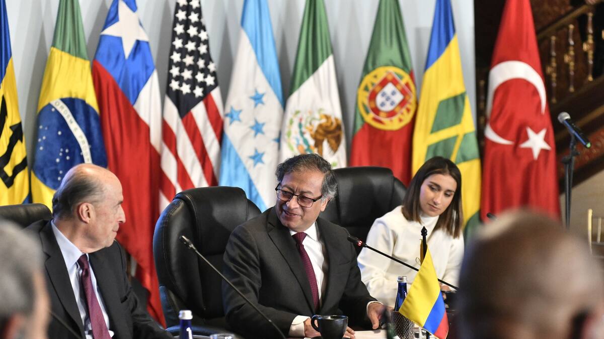 Petro a Leyva tras acusación de adicción: “París tiene cosas más interesantes”