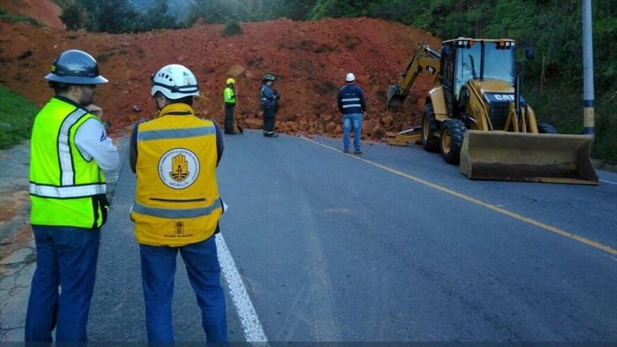 Cerca de 8.500 metros cúbicos de material fueron removidos de la vía.. Foto: La W