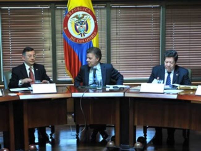 “Nuestra disposición es total para trabajar juntos y lograr victorias&quot; dice Santos a rama judicial