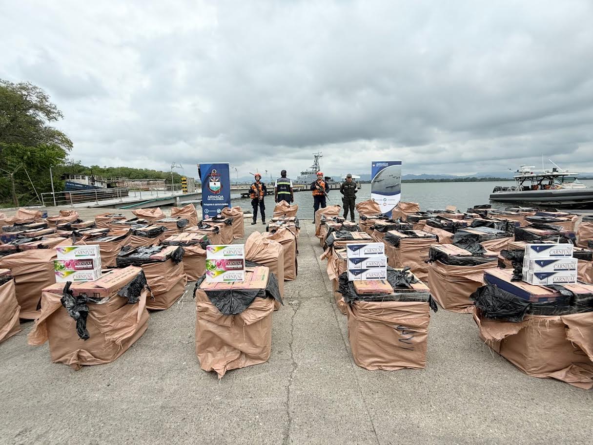 Incautación de cajetillas de cigarrillo en el Golfo de Urabá. Foto: Armada.