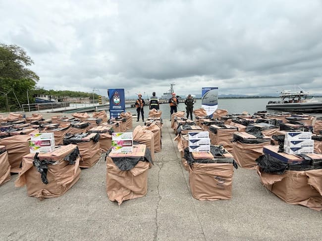 Incautación de cajetillas de cigarrillo en el Golfo de Urabá. Foto: Armada.