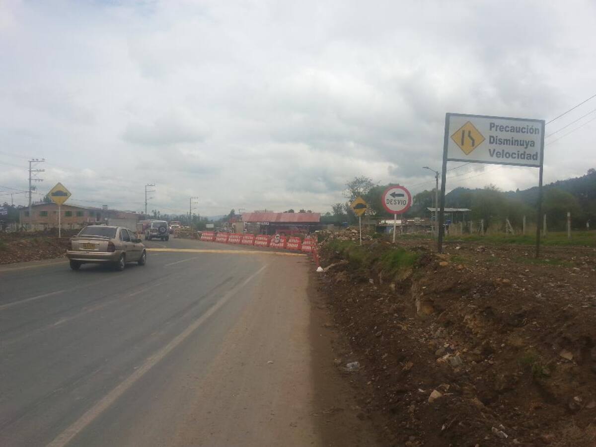 Imágenes tomadas por Caracol Radio o cortesía de la Gobernación de Boyacá que muestran las "trabas" en la movilidad por la demora en las obras, que generan calzadas sencillas en varios tramos de la carretera.
