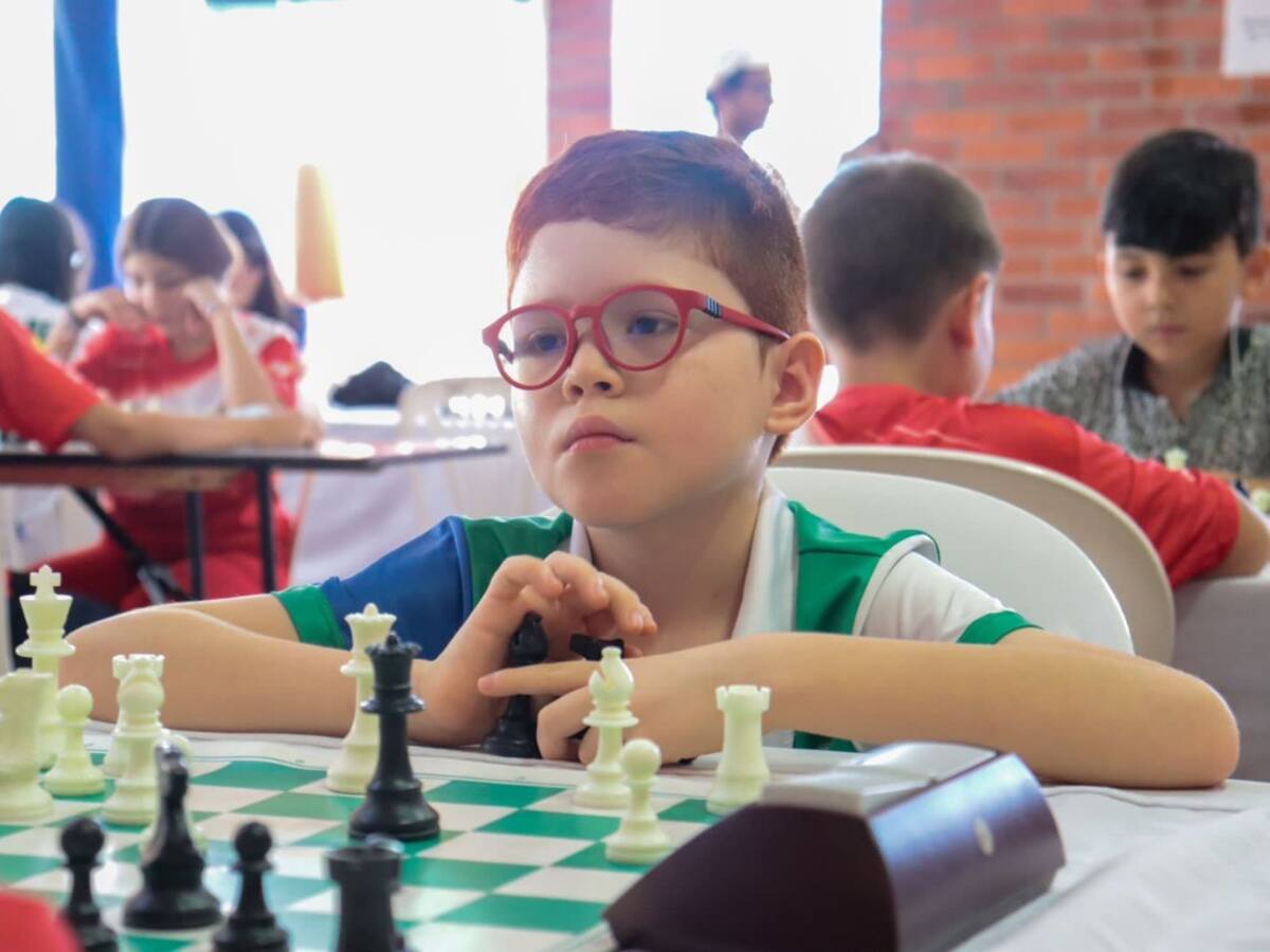 Más de 320 jóvenes disputarán en Medellín la semifinal del VIII Torneo de Ajedrez A La Rueda Rueda