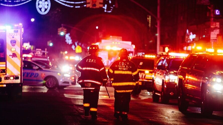 Nueva York sufrió hoy el incendio más trágico en un cuarto de siglo que causó al menos doce muertos. Foto: Agencia EFE