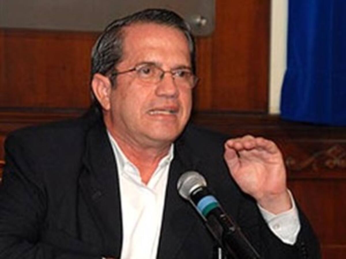 Ecuador califica de "Maravillosa" posibilidad de dialogos de paz en Colombia
