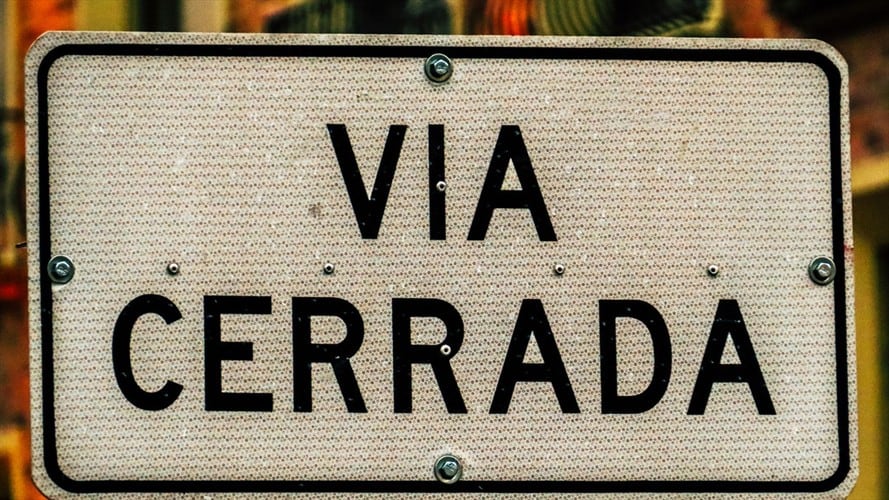 Imagen de referencia de vía cerrada. Foto: Getty Images