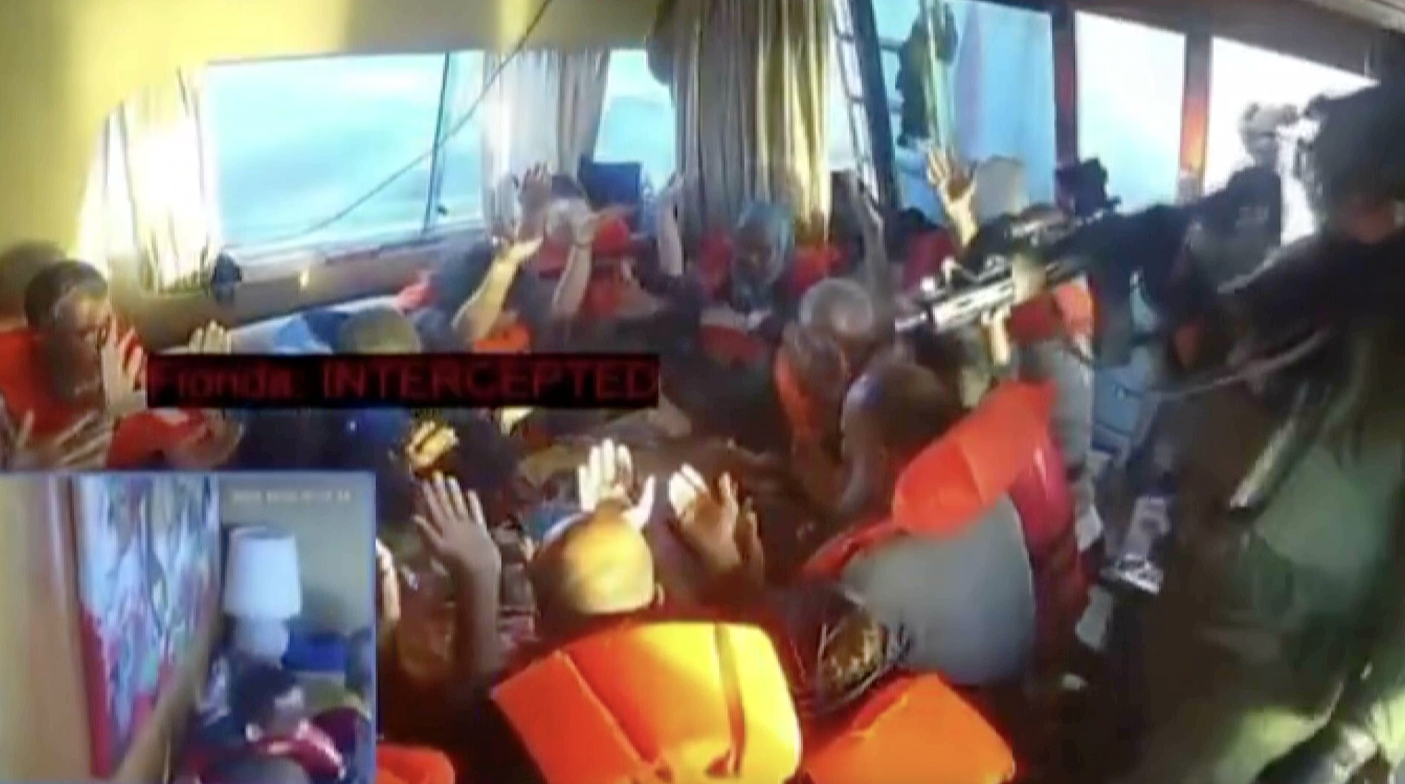 Activistas de la flotilla humanitaria hacia la Franja de Gaza interceptados por soldados israelíes en aguas internacionales.
(Foto: Global Sumud Flotilla / Handout/Anadolu via Getty Images)