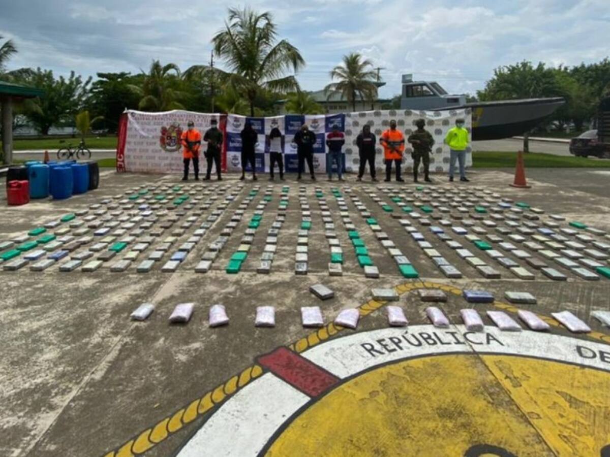 En dos lanchas incautaron más de 350 kg de cocaína en Turbo