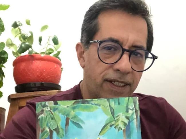 Francisco González y su novela "Nacida en época de lluvias"
