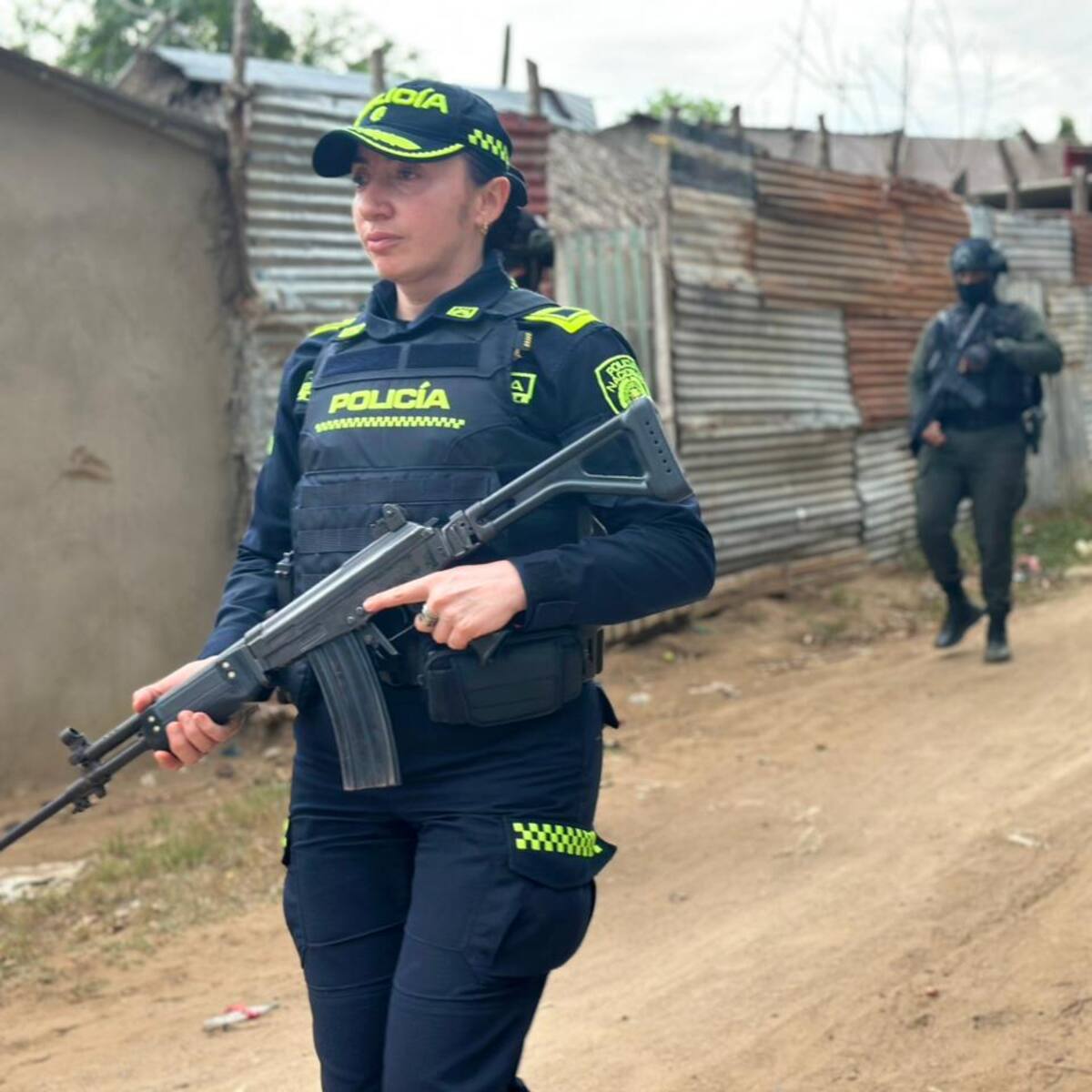 Coronel Erika Carrión Díaz camina los Montes de María para enfrentar el delito