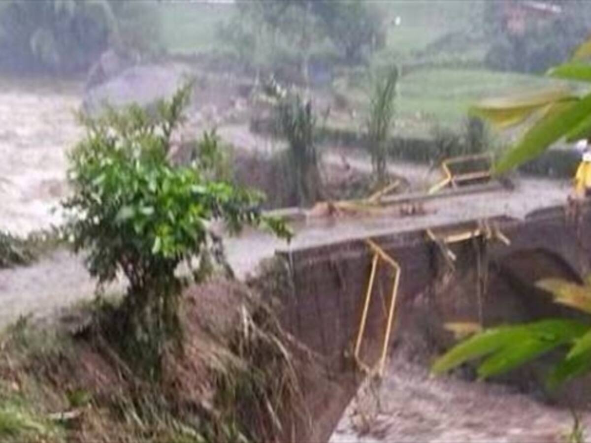 Avalancha de río San Juan deja unas 2.000 personas aisladas en Betania