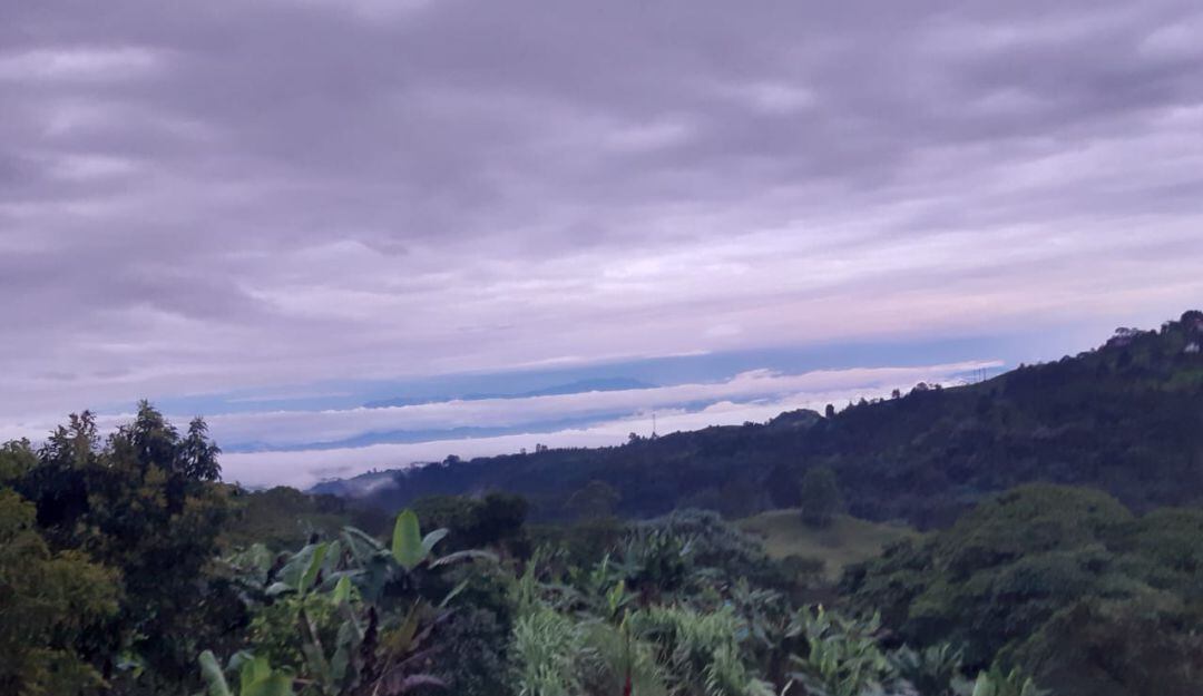 Cielo nublado y lluvias en el amanecer de este viernes en el Quindío, paisaje desde Filandia