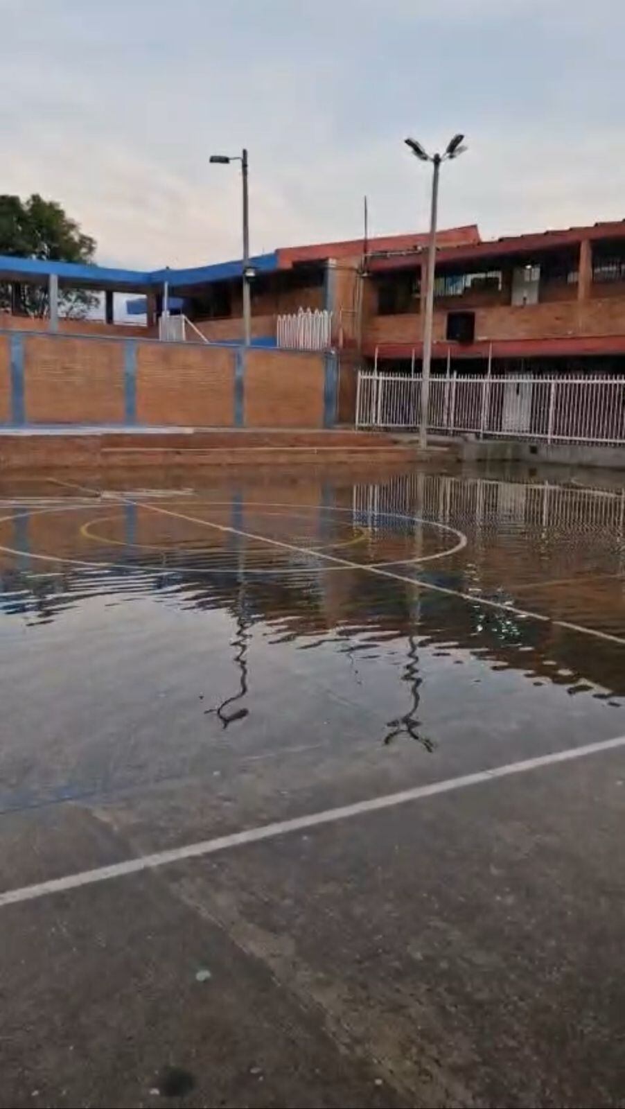 Bajo aguas negras está el colegio Guillermo Cano, en el sur de Bogotá. Foto: Suministrada a Caracol Radio.