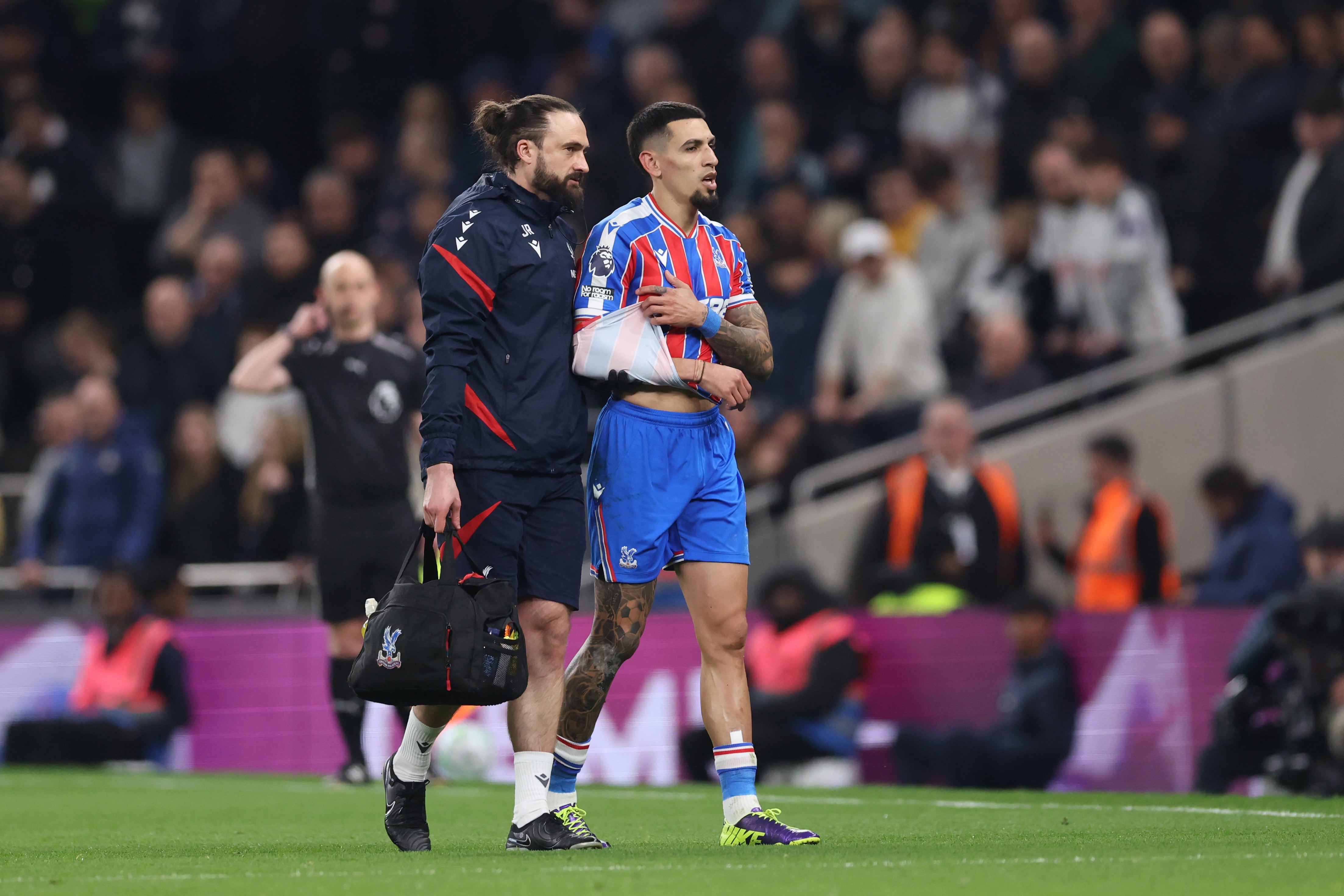 LONDON, ENGLAND - MARCH 05: Daniel Munoz of Crystal Palace goes off injured during the Premier League match between Tottenham Hotspur and Crystal Palace at Tottenham Hotspur Stadium on March 05, 2026 in London, England. (Photo by Catherine Ivill - AMA/Getty Images)