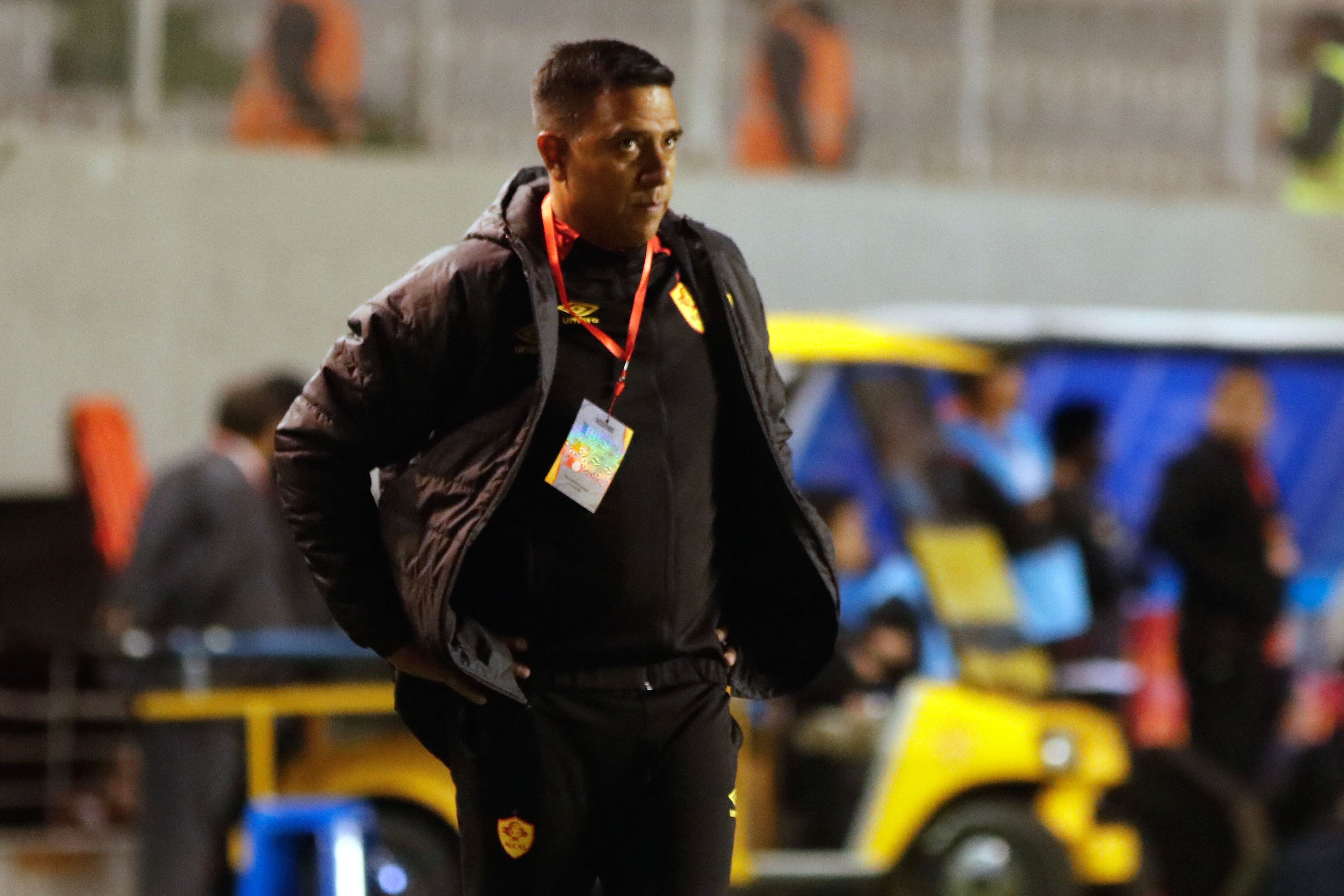 César Farías, DT de Aucas. (Photo by GALO PAGUAY/AFP via Getty Images)