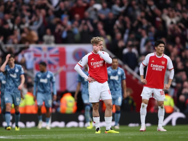London (United Kingdom), 14/04/2024.- Arsenal&#039;Äôs Emile Smith Rowe stands dejected as Aston Villa score their second goal during the English Premier League soccer match between Arsenal FC and Aston Villa, in London, Britain, 14 April 2024. (Reino Unido, Londres) EFE/EPA/DANIEL HAMBURY EDITORIAL USE ONLY. No use with unauthorized audio, video, data, fixture lists, club/league logos, &#039;live&#039; services or NFTs. Online in-match use limited to 120 images, no video emulation. No use in betting, games or single club/league/player publications.
