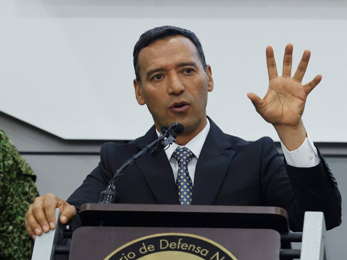 Al Oído: el ministro de Defensa, Pedro Sánchez, debe renunciar