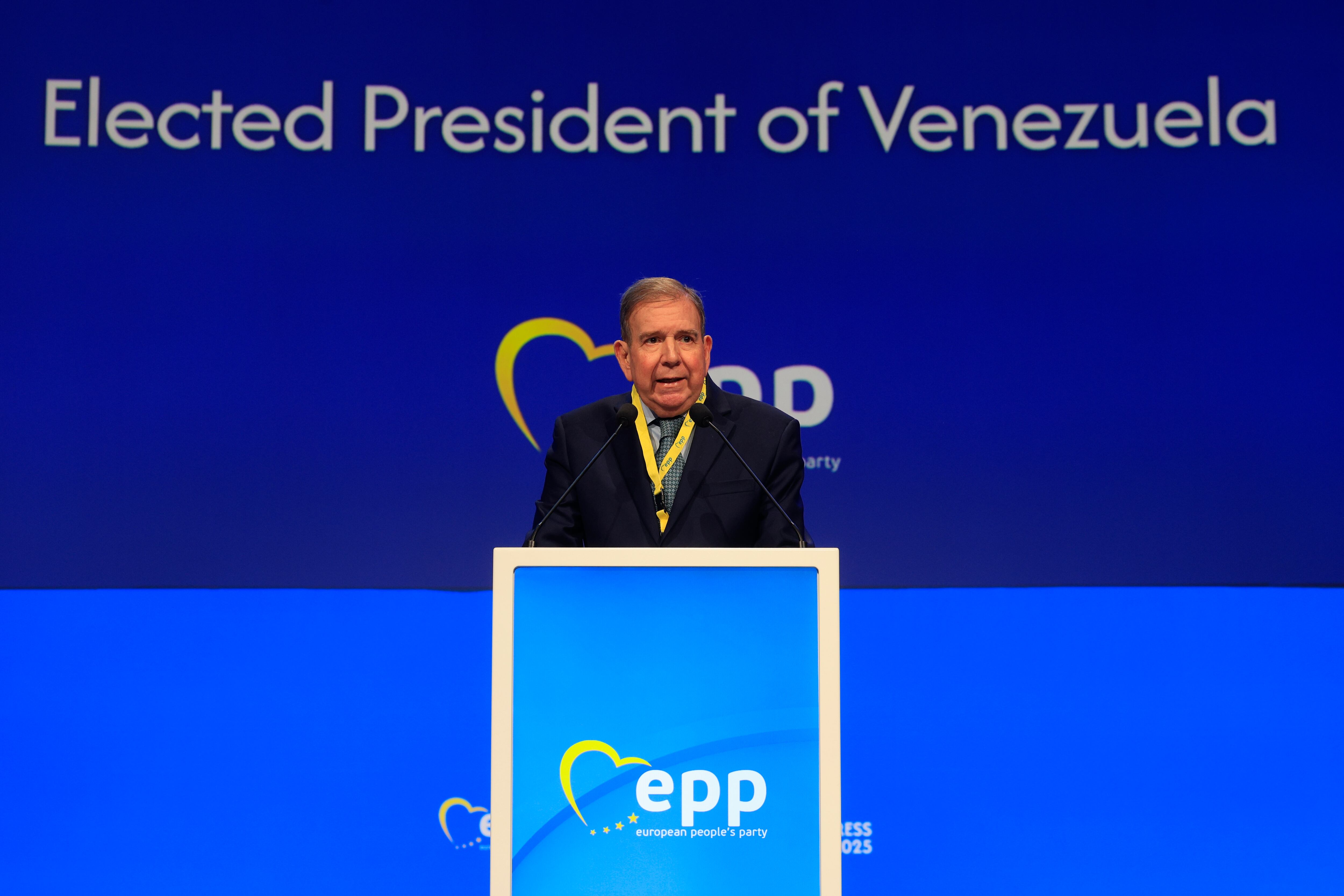VALENCIA, 30/04/2025.- El líder opositor venezolano Edmundo González da un discurso en el marco de la segunda jornada del congreso del Partido Popular Europeo en Valencia, este miércoles. EFE/ Kai Försteling