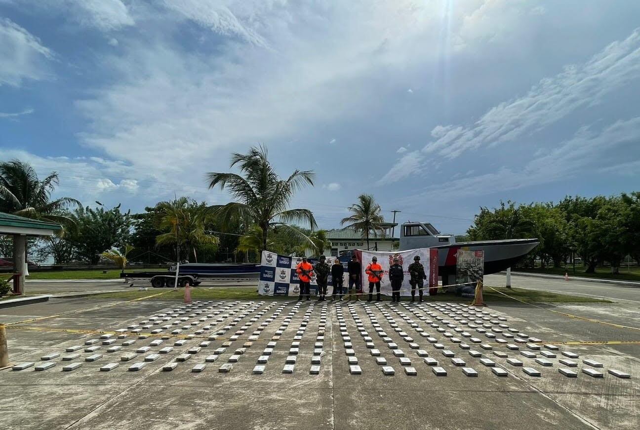 Los capturados y la cocaína incautada fueron dejados a disposición de las autoridades competentes. Foto: Armada Nacional.