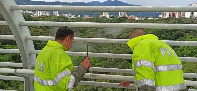 Hombre saltó al vacío en el puente de la novena