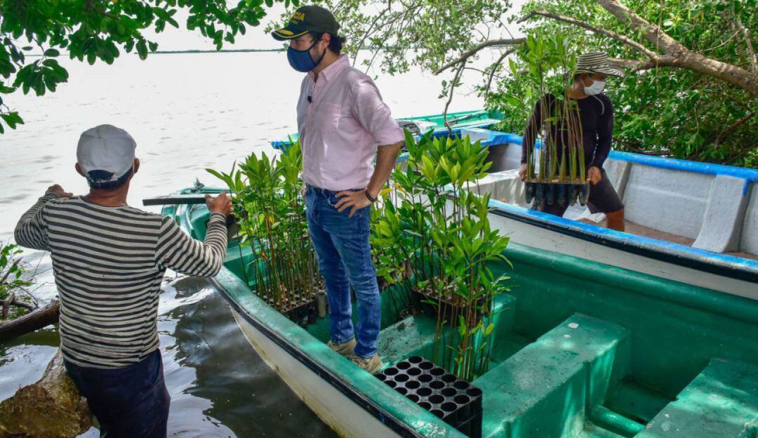 El alcalde Jaime Pumarejo durane una visita a la ciénaga de Mallorquín.
