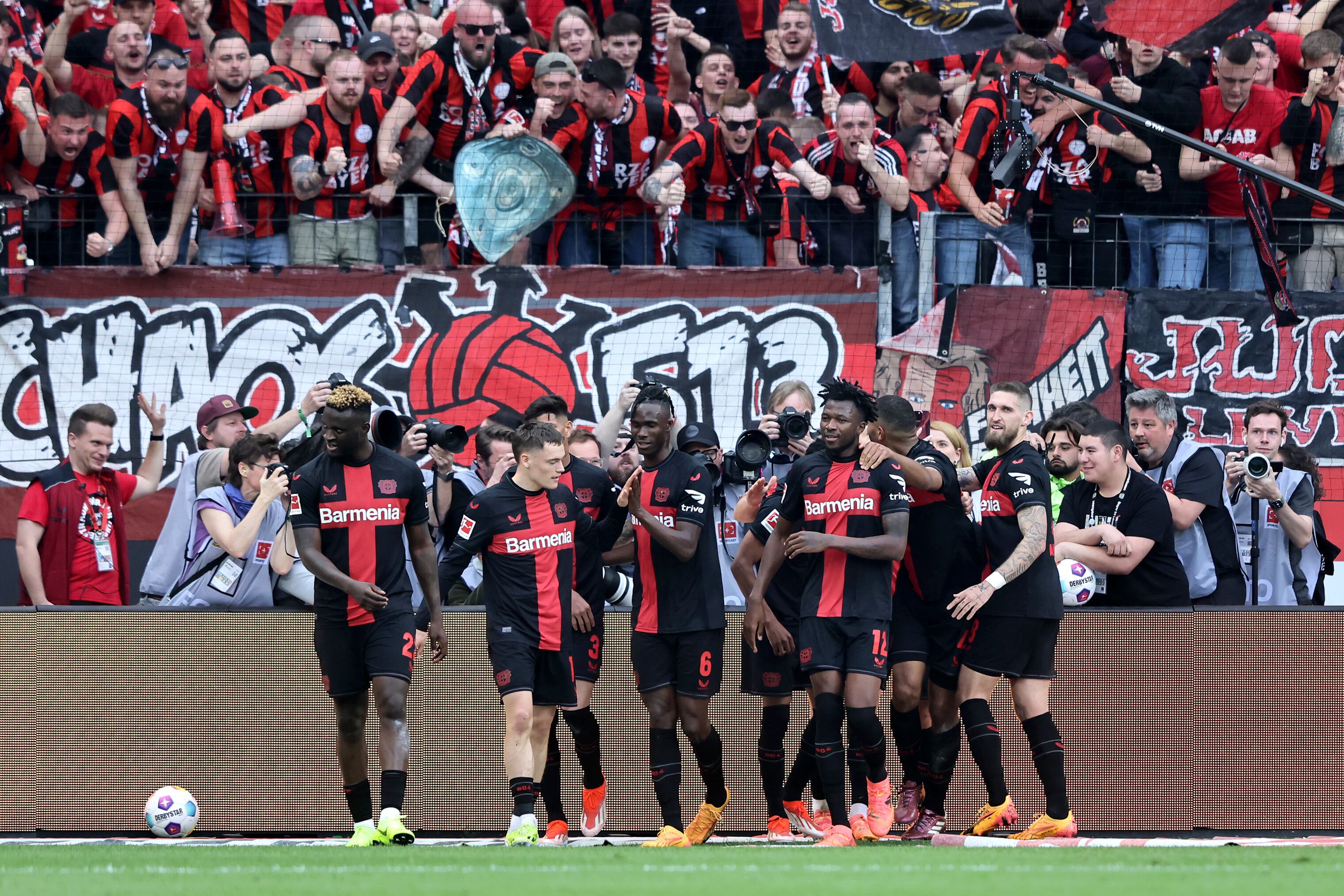 Los jugadores del Bayer Leverkusen festejan uno de los cinco goles en el triunfo ante el Werder Bremen. (Photo by Christof Koepsel/Getty Images)