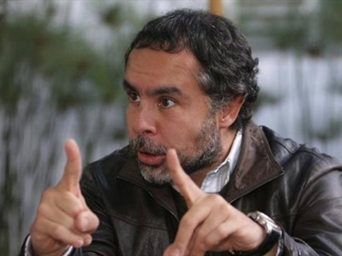 "Colombia no puede hacer el ridículo de votar por la guerra": Benedetti