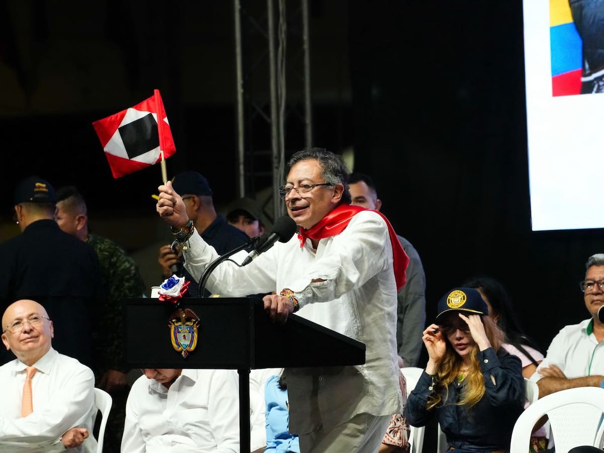 La bandera que ondea Daniel Quintero y el presidente Petro