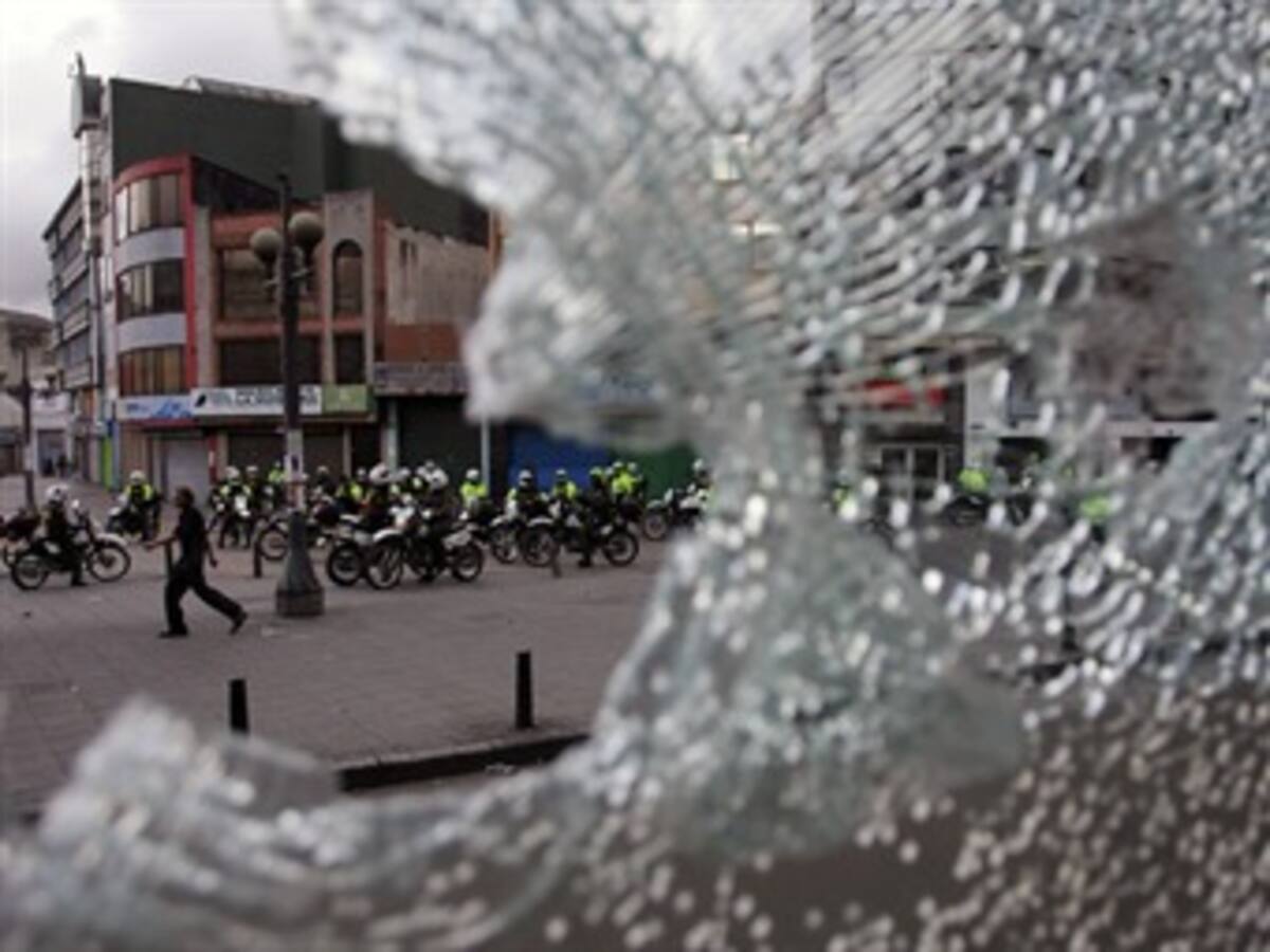 Dos muertos, más de 200 heridos y cuantiosos daños materiales por disturbios en Bogotá