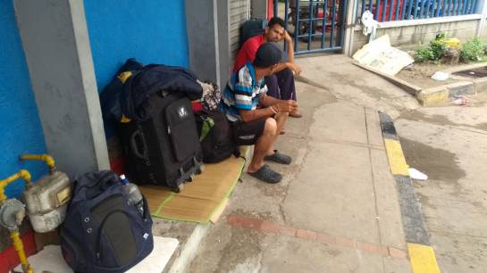 Un gran grupo de venezolanos duermen en la Terminal de Transporte de Barranquilla resguardándose del frío